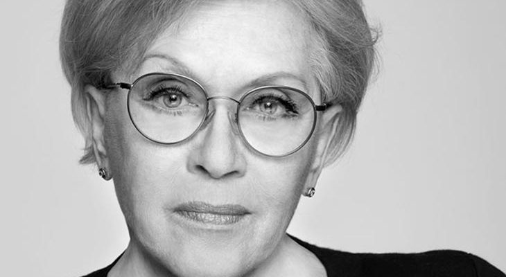 Когда оглянулась, то поняла, что впереди ничего нет, что жить надо было жаднее