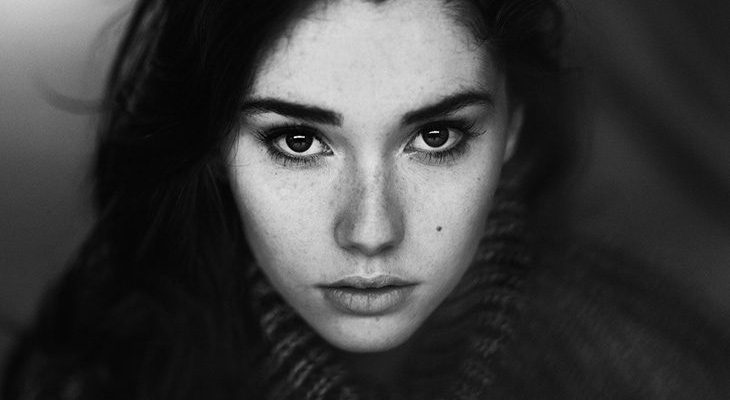 о это мы их таковыми сделали. Мы должны тем, кому сказали: "Люблю", и должны даже тогда, когда не сказали, но вошли с человеком в отношения. И свободных отношений не бывает. Этот термин для тех, у кого с ответственностью плохо (сейчас или вообще). Само слово "отношения" предполагает, что ты с человеком не просто бегло соприкоснулся, ты вошел в тесный контакт, защитная оболочка растаяла — вот за оберег этой ранимости ты и отвечаешь. Если ты — моя подруга, я отвечаю за то, чтобы ты не бросилась под поезд, если ты мне рассказала о своей беде. Ровно на пятьдесят процентов отвечаю. И буду отвечать на все сто, если скажу: "Не грузи меня, своих з