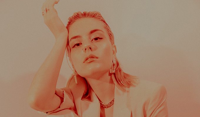 Ты мелочная и жадная